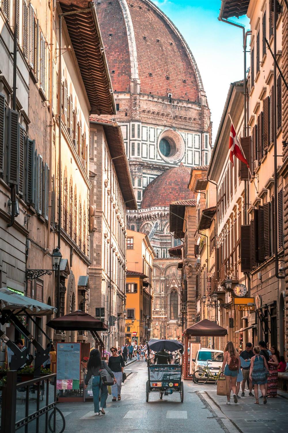 Strada di Firenze verso la cupola del Duomo