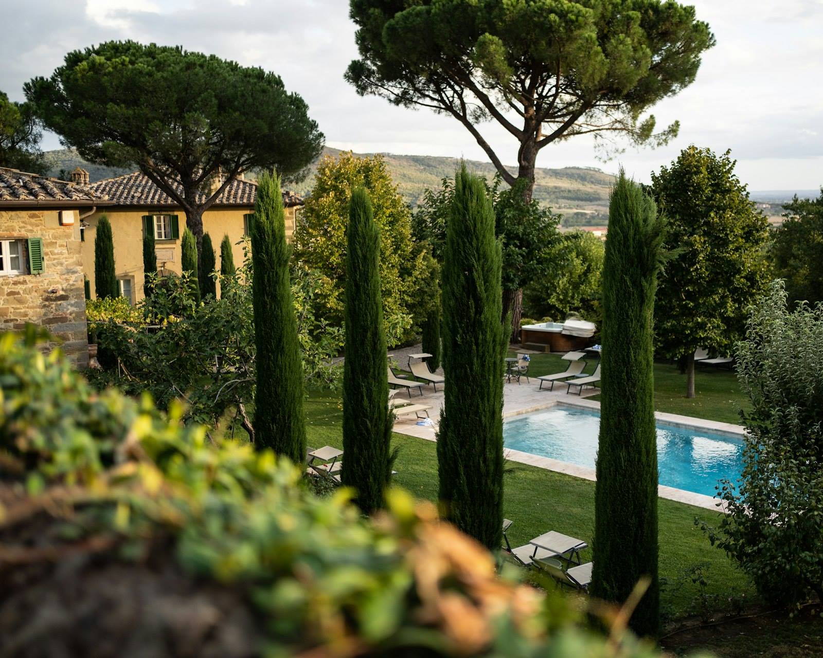 Piscina dell'agriturismo tra i cipressi