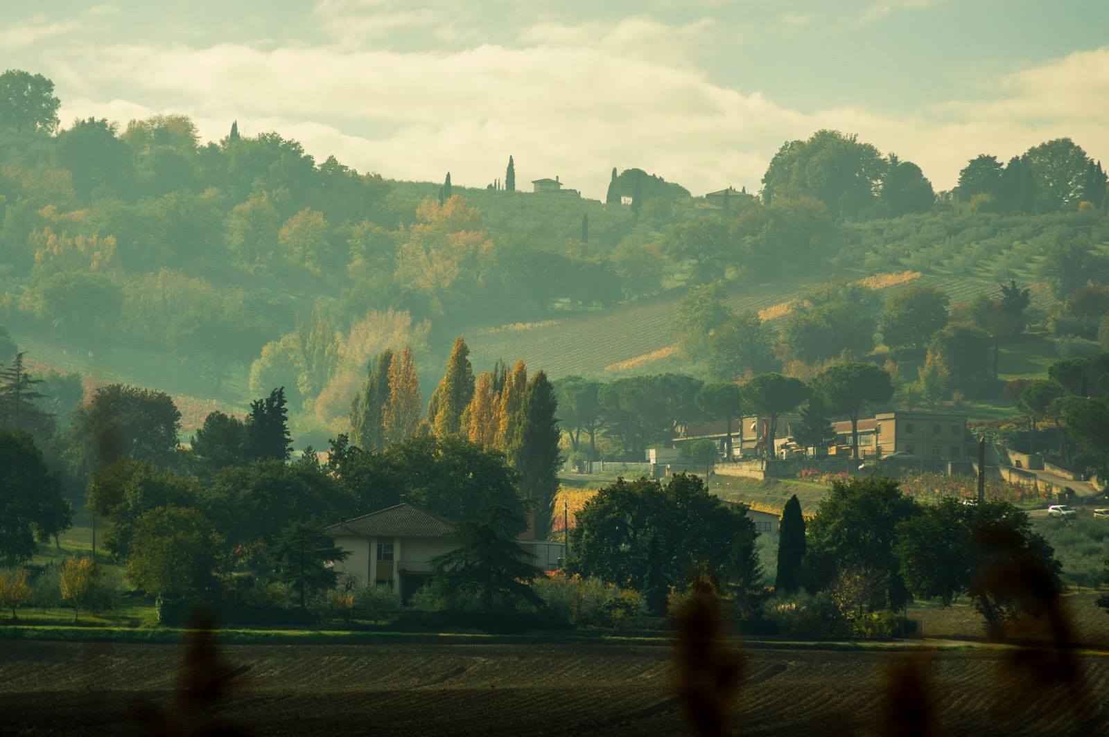 Borgo tra le colline verdi